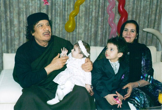 Муаммар Каддафи с внучкой, которую  ...