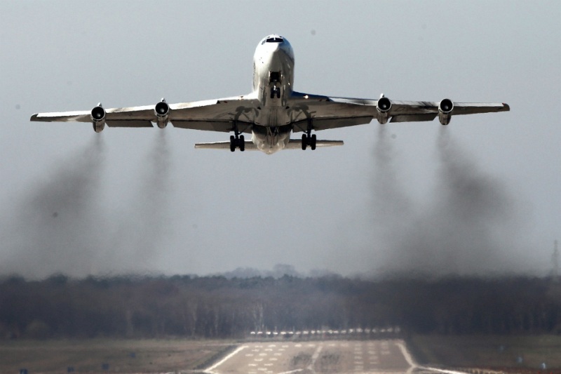 24 marta. Samolet E 3A AWACS vzletaet s bazy