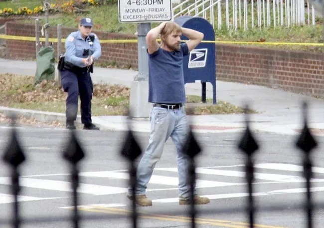 Эдгар Уэлч сдается полиции после стрельбы в пиццерии Comet Ping Pong в Вашингтоне