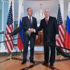 Русские подшучивают над американскими коллегами (Госсекретарь США Рекс Тиллерсон и министр иностранных дел России Сергей Лавров | © AFP 2017, Mandel Ngan) Госсекретарь США Рек…