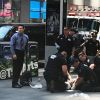 В Нью-Йорке автомобиль въехал в толпу пешеходов (Полицейские на месте наезда автомобиля на людей на Таймс-Сквер в Нью-Йорке) Полицейские на месте…