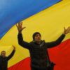 Молдавские евроинтеграторы задумались о выборах (Люди ходят под флагом Молдавии во время акции протеста в Кишиневе 14 ноября 2016) Люди ходят под флаго…