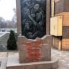 В поисках удобных героев (На фотографии памятник убитым нацистами евреям в Кривом Роге, который залили краской местные нацики.) На фотографии памятн…