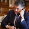 Кривое зеркало для антигероя: Пётр Порошенко додавливает прессу (Президент Украины Петр Порошенко во время телефонного разговора) Президент Украины Пе…