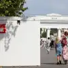 Севастополь: 'Когда летят ракеты, детей строим парами и ведем в подвал' (На фото: вид на бетонное защитное сооружение на площади Нахимова. В Севастополе установили 91 укрыти…) На фото: вид на бето…
