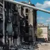 Москва наконец услышала Зеленского: будет точно так, как он хочет (Разрушенные здания на перекрестке проспекта Мира и Греческой улицы в центре Мариуполя) Разрушенные здания н…