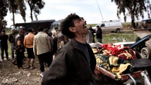 Родственник погибших в результате авиаудара против ИГ жителей Мосула. 17 марта 2017 Родственник погибших…