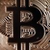 Варвары у монетарных ворот (Сувенирная монета криптовалюты биткойн в MaRSe Bitcoin Center в Москве | © РИА Новости, Владимир Астапкович) Сувенирная монета кр…