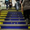Период распада: кого Евросоюз потеряет первым (Пассажиры метро поднимаются по лестнице с изображением флага Евросоюза в Берлине) Пассажиры метро подн…