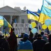 Третья мировая: Украина верит, что ее пронесёт (На фото: люди с украинскими флагами перед зданием Белого дома в Вашингтоне, США, 6 марта 2014 года (…) На фото: люди с укра…