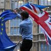 Год после Brexit. Как Лондон потерял позиции в Европе (Участник протеста против Brexit возле здания парламента в Лондоне) Участник протеста пр…