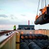 Теперь 'Северный поток-2' остановит только война (На фото: погрузка труб для Nord Stream 2 в порту Мукран в Германии (Фото: Nord Stream 2 / Aксель Шмидт)) На фото: погрузка тр…