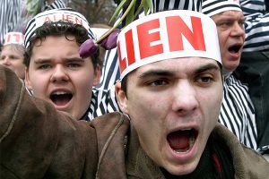 Акция протеста защитников русских школ в Риге Фото: Тимур Субханкулов / ТАСС Акция протеста защит…