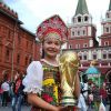 Экономика РФ выиграла от ЧМ: болельщики потратили 1,5 млрд долларов (Болельщица с кубком на Манежной площади в Москве | © РИА Новости, Илья Питалев) Болельщица с кубком …