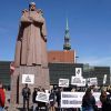 Взаимный подсчет. Кто кому должен за 'советскую оккупацию' (Участники акции протеста, протестующие против празднования Дня Победы, у здания Латвийской Националь…) Участники акции прот…