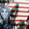 Alef: раболепство Европы, американская заносчивость и пропаганда Запада (Мужчина на фоне граффити на стенах бывшего посольства США в Тегеране, Иран | © AP Photo, Vahid Salemi) Мужчина на фоне граф…