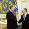 'Гауляйтер' Украины определился с президентом 'незалежной' (На фото: президент Украине Петр Порошенко и спецпредставитель Госдепартамента США Курт Волкер (Фото:…) На фото: президент У…