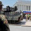 Танки на улицах Вашингтона: Трамп готовится к войне (Расстановка бронемашин Брэдли накануне военного парада в Вашингтоне. 3 июля 2019 | © REUTERS / Jim Bourg) Расстановка бронемаш…