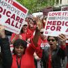 Здравоохранение, которое сломалось (Митинг сторонников Medicare for all в Вашигтоне | © AFP 2019 / Getty Images/Win McNamee) Митинг сторонников M…