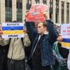 Митингующие шарахаются от флага Нэньки, но скользят по украинской дорожке (Митингующие шарахаются от украинского флага, но скользят по украинской дорожке) Митингующие шарахают…