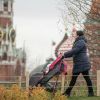 Названа главная опасность для России: кто виноват в вымирании (Женщина гуляет с ребенком в парке Зарядье в Москве | © РИА Новости / Владимир Астапкович) Женщина гуляет с реб…