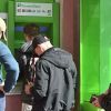 Украина хочет спасти свои банки от экономики (Люди в очереди к банкомату ПриватБанка в центре Киева | © AFP 2020 / Sergei Supinsky) Люди в очереди к бан…