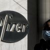 Le Monde: переписка об афере с данными вакцины Pfizer-BioNTech попала в сеть (Логотип на здании штаб-квартиры Pfizer в Нью-Йорке | © AP Photo, Bebeto Matthews) Логотип на здании шт…