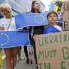 Европу тайком готовят к неприятному сожительству с Украиной (© AP / Olivier Matthys / Украина ЕС флаги акция вступление) © AP / Olivier Matth…